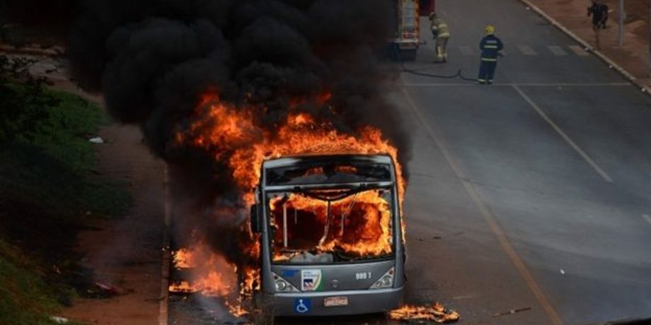 Сожженный автобус в столице Бразилии / Фото: AFP
