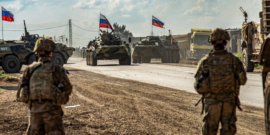 Бійці та танки ЗС РФ на війні з російськими прапорами