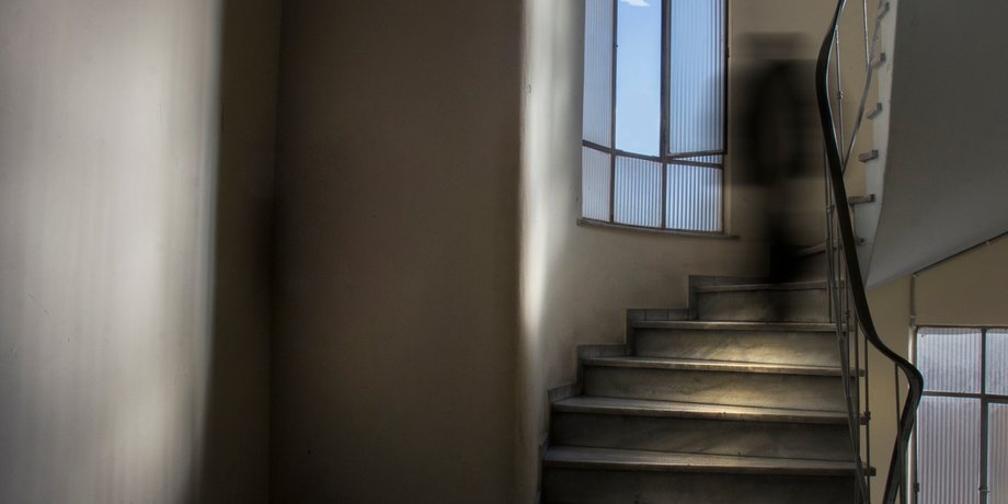 Прихована камера, таємнича фігура, спостерігає за сім'єю, привид, помітили тінь, моторошний запис, примарна фігура
