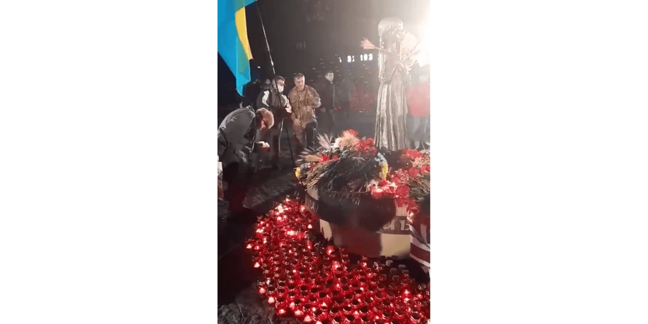 Пенсионер собирает и ест хлеб с мемориала Голодомора