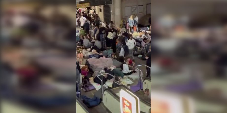 Мешканці Києва повідомили, що їх не впускали до метро люди у метро Києва ховаються від ракетної атаки РФ 30 липня