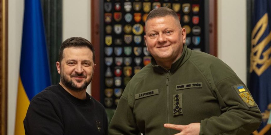 Президент Володимир Зеленський тисне руку ексголовнокомандувачу ЗСУ Валерію Залужному
