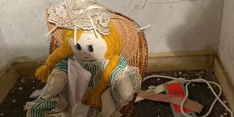 кукла в нише