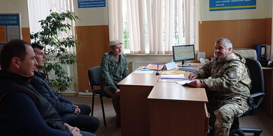 Окремі категорії українців тепер автоматично виключатимуть із військового обліку Співробітники ТЦК більше не дотичні до процедури зняття з обліку через вік