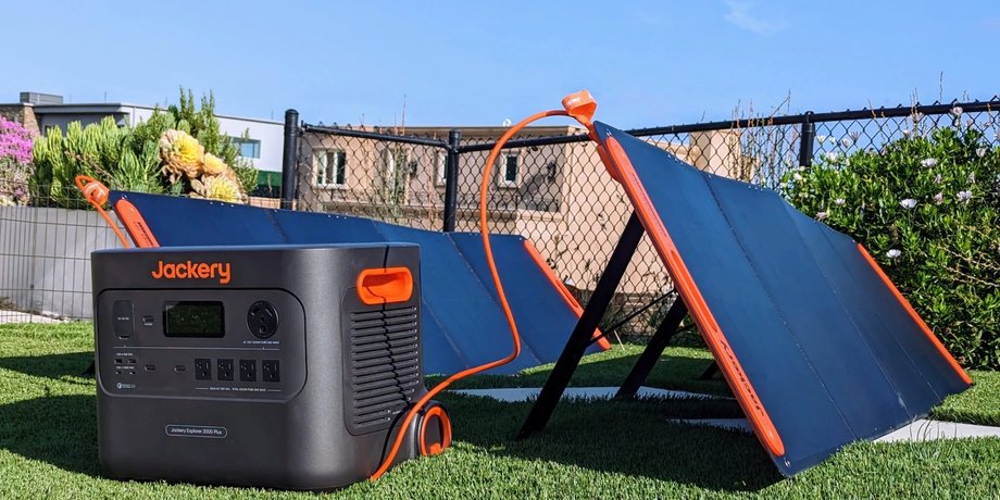 Зарядна станція Jackery Explorer 2000 Plus з сонячною панеллю