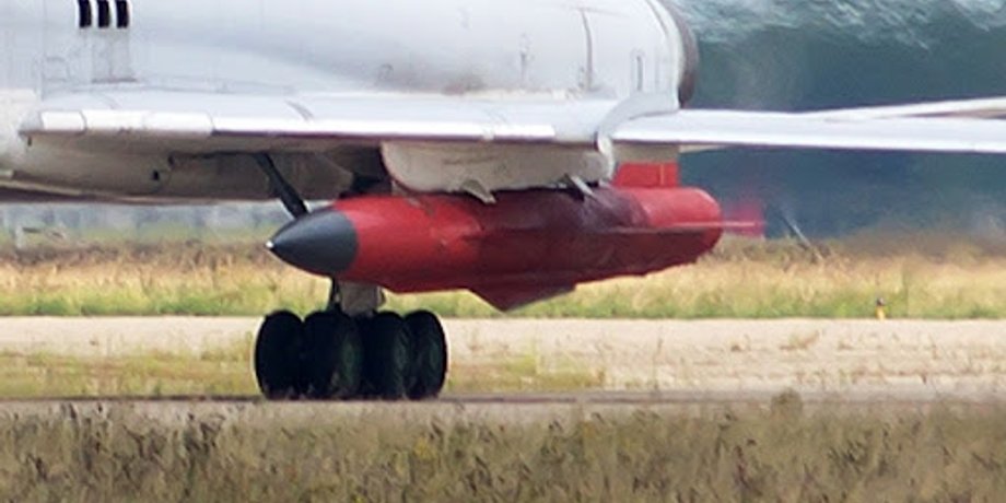Російський бомбардувальник із новою ракетою