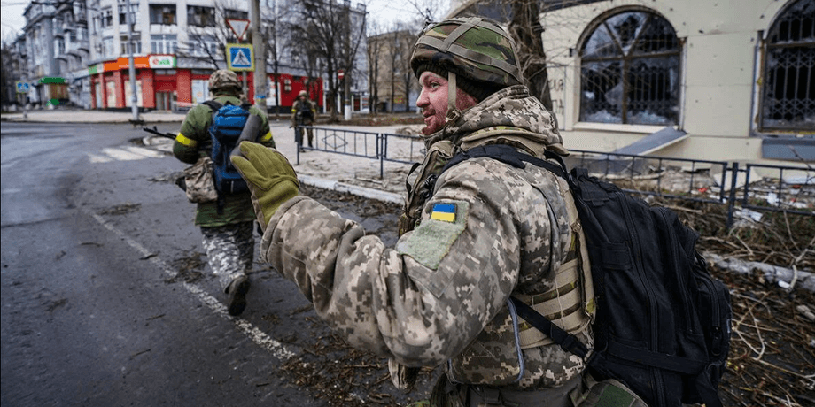 військові