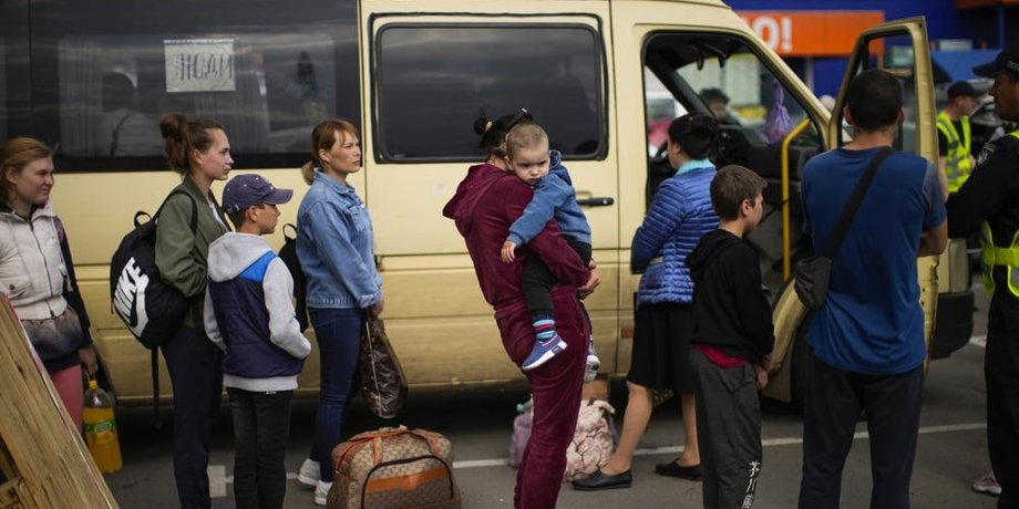 депортація, виїзд людей, люди, автобус