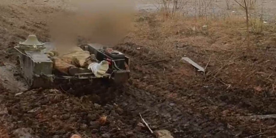 безпілотник UGV вивозить солдата ЗС РФ