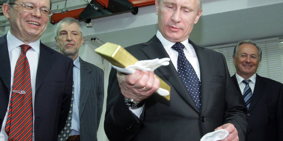 Владимир Путин в хранилище Центробанка РФ / Фото: Bloomberg