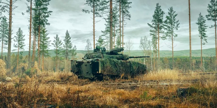 британский танк BAE Systems CV90 на поле боя