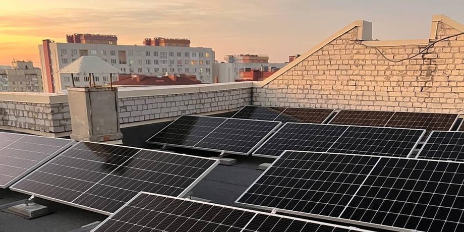 Сонячні панелі на даху