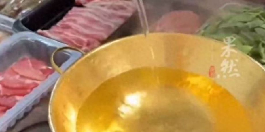 Женщина готовит блюда в золотой кастрюле, как от этого меняется вкус блюд, детали, все подробности истории