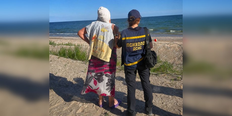 фото працівниці ДСНС та бабусі дівчинки