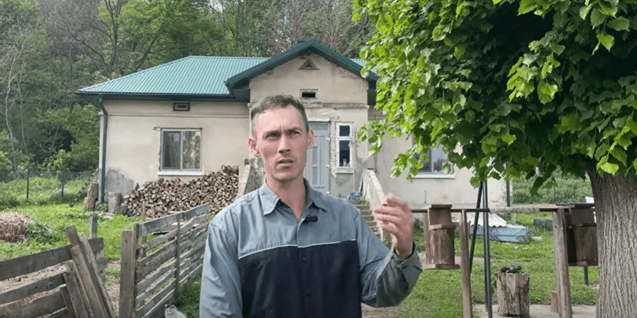 Андрій Кудрик біля свого будинку