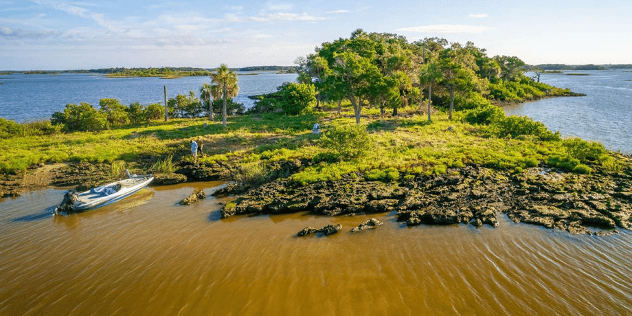Безлюдний острів, Sweetheart Island, вкрадена "гуманірка", гуманітарна допомога, бізнесмен купив острів, розкрадання грошей, крадіжка