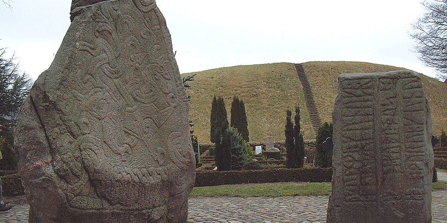 Рунические камни в Еллинге , археологические находки, руны, история Дании, королева Тира, король Харальд I Синезубый, археология, ремесленники, рунический камень Лаэборг