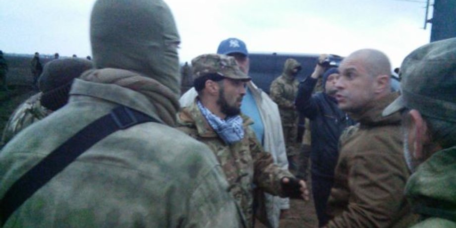 Митинг возле взорванных ЛЭП на Херсонщине / Фото: Крым.Реалии