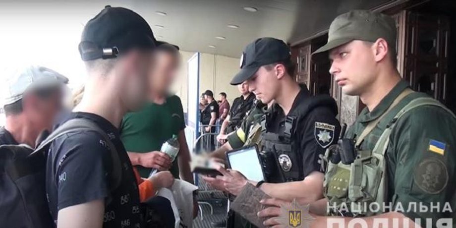 поліцейські, вокзал
