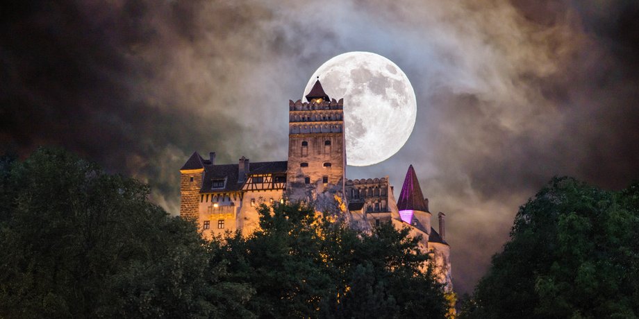 замок Дракули, Місяць