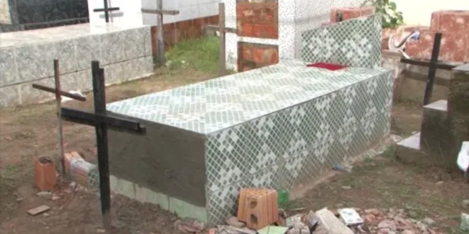 Женщину похоронили заживо, 11 дней после смерти, пыталась выбраться из гроба, слышали крики, стучала по крышке гроба