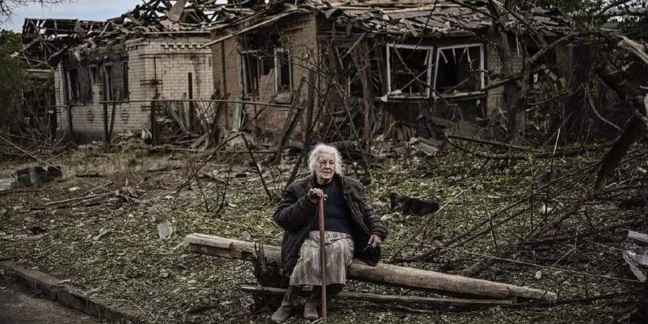 літня жінка, зруйнований будинок