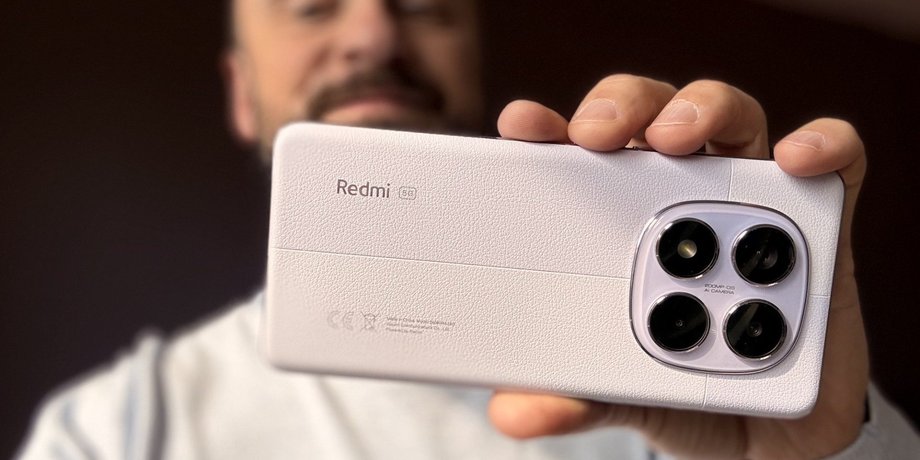 чоловік тримає смартфон Redmi Note 14 Pro 5G