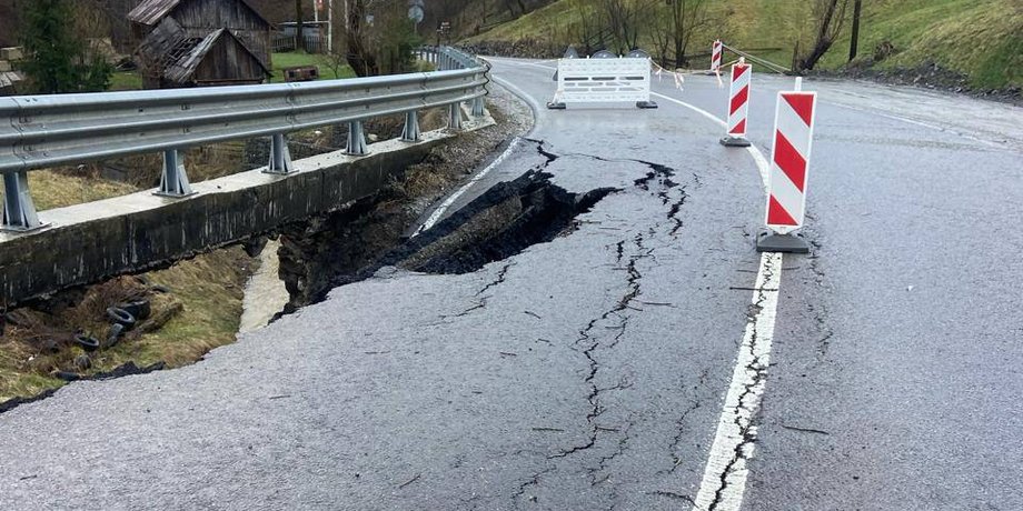 зсув ґрунту, асфальт, дорога