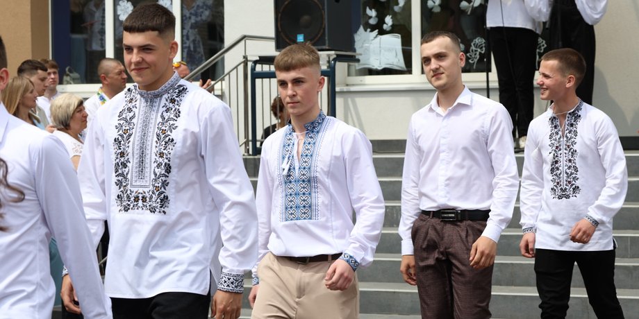 11-класники закінчують школу дистанційно та виїжджають за кордон