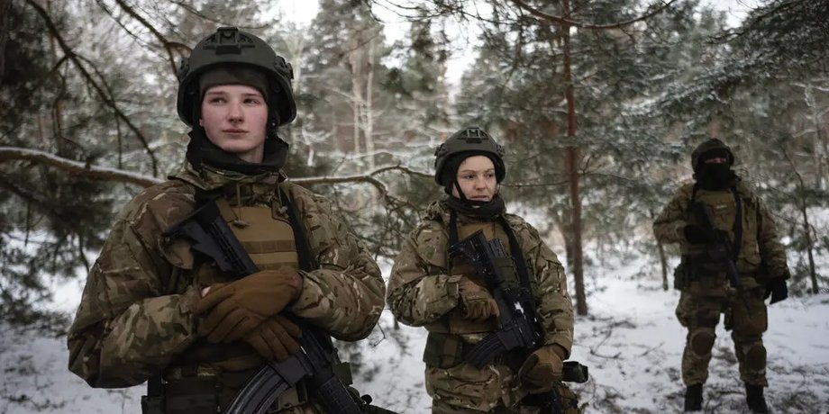 Солдат із позивним "Раза" (ліворуч), "Місяць" (праворуч)