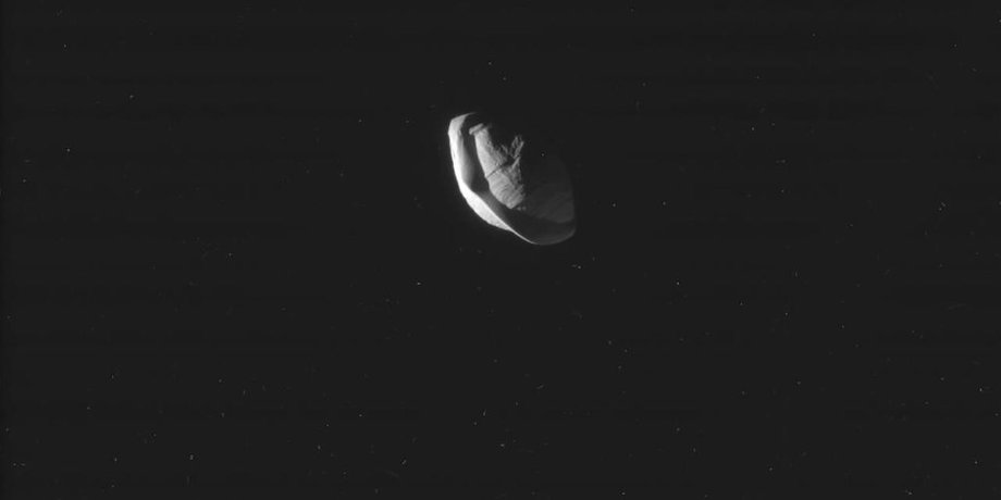 Спутник Сатурна – Пан / Фото: NASA