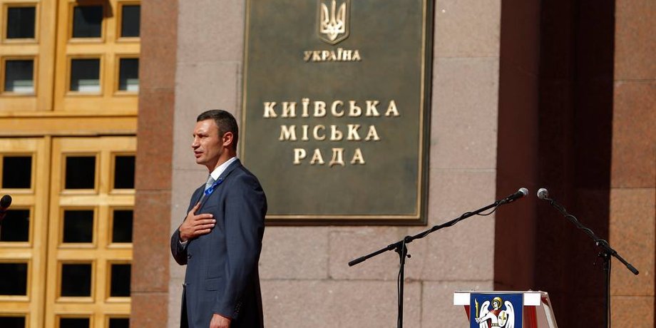 Виталий Кличко у здания мэрии / Фото: facebook.com/Vitaliy.Klychko