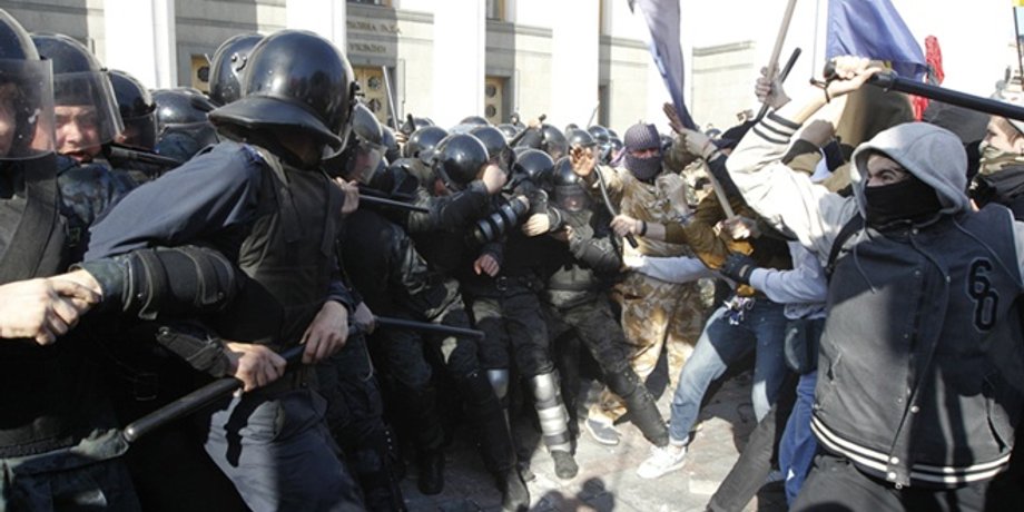 Cтолкновения возле ВР 14 октября / Фото: Reuters