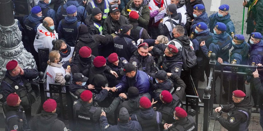 Под Радой на митинге SaveФОП произошла стычка с силовиками