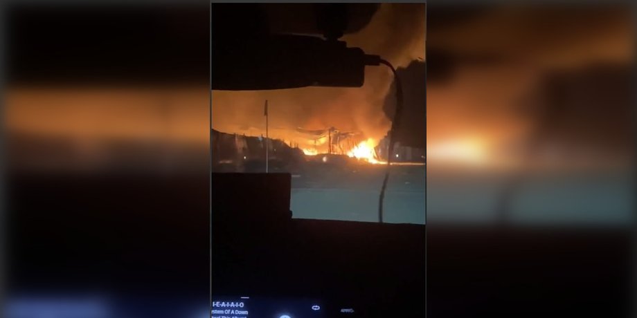 В Киеве горит рынок "Почайна" пожар на рынке "Почайна" в Киеве в результате ракетного удара 30 июля