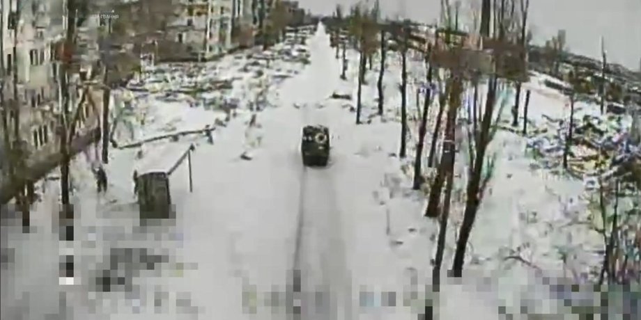 Машини російських військових у полі зору дрона 7 корпусу ДШВ