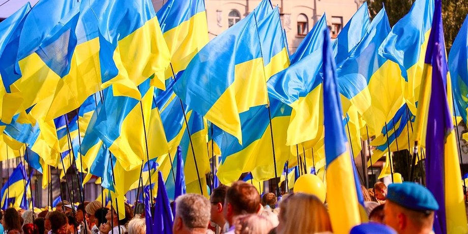 Українці з державними прапорами святкують День Незалежності