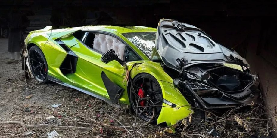 Разбитый ламборгини, Lamborghini Revuelto, новый Lamborghini Revuelto, суперкар Lamborghini