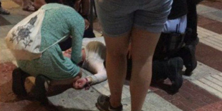 Пострадавшая во время паники в Жироне / Фото: twitter.com/FenixNegre