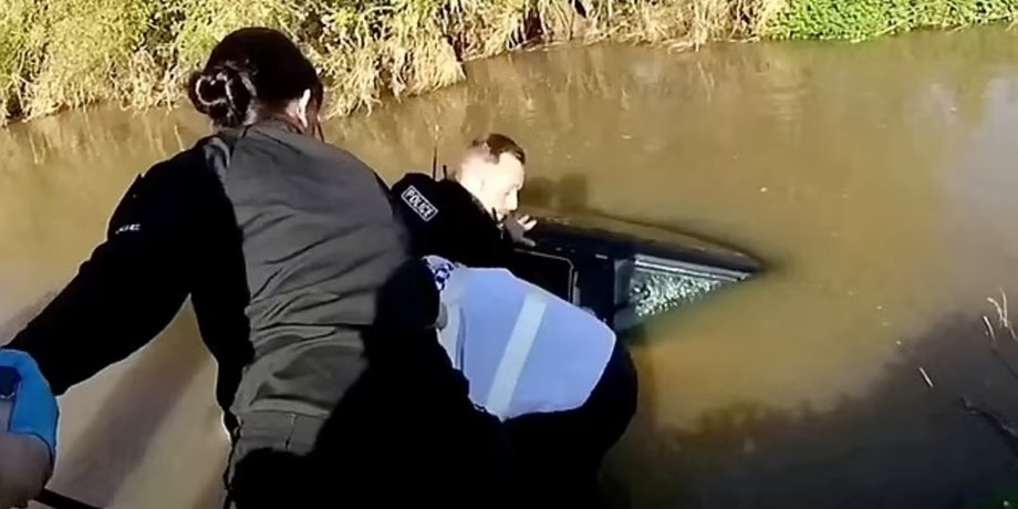 Полиция, спасатели, тонущая машина, автомобиль, брод, водоем, вода