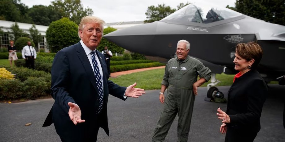 Дональд Трамп біля винищувача F-35