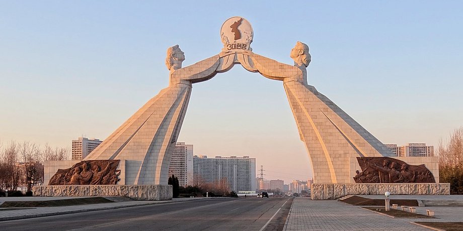 Арка Воссоединения в КНДР, КНДР отношения с Южной Кореей, КНДР Ким Чен Ын, КНДР отказ от мира