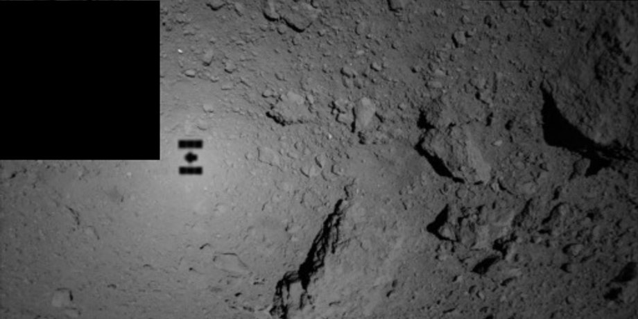 Тень Хаябусы-2 на поверхности астероида Рюгу, 21 сентября 2018 года .JAXA