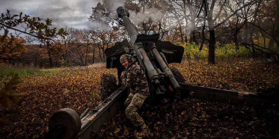 пушка, выстрел из пушки, украинский военный, деревья