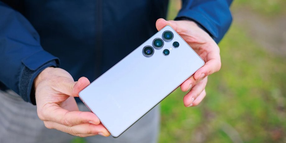 Мужчина держит смартфон Samsung Galaxy S25 Ultra