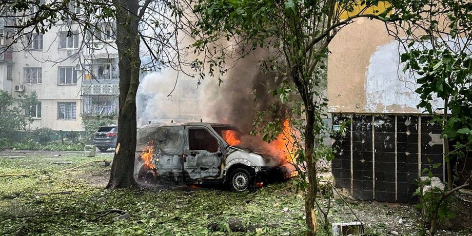 последствия российской атаки горит авто