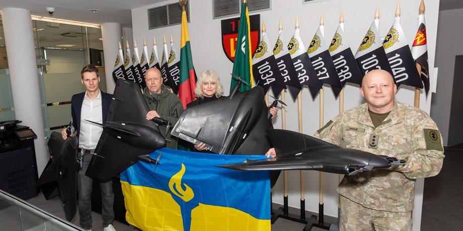 Волонтери з Литви та військові демонструють безпілотники для протидії російським повітряним атакам