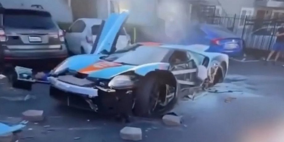 разбитый Ford GT