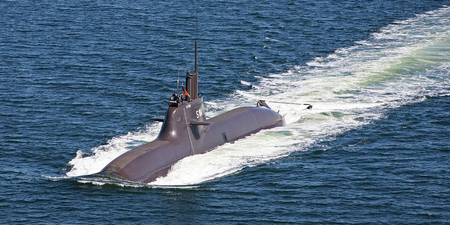 Підводний човен у морі на поверхні