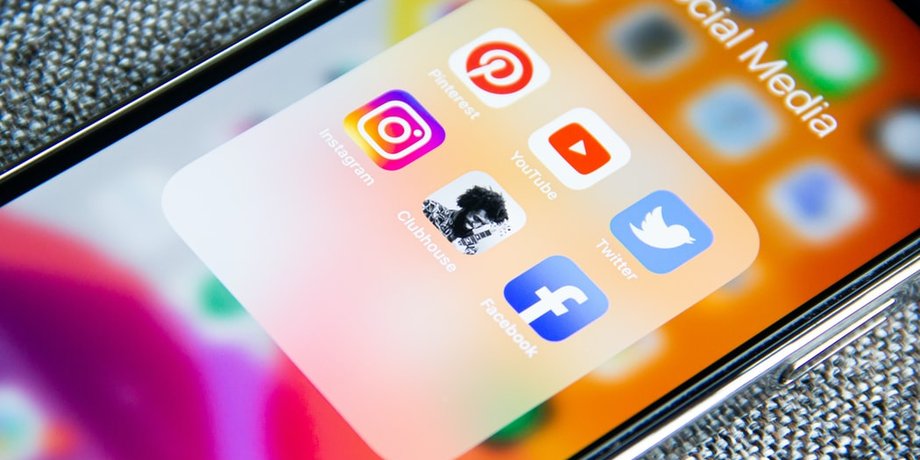 социальные сети Clubhouse Facebook Twitter